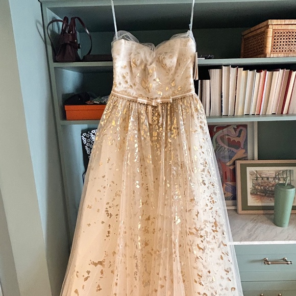 Carolina Herrera Wedding Dress - Picture 9 of 13